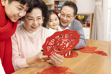 新年孙祖剪窗花高清图片