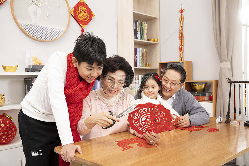 新年孙祖剪窗花图片