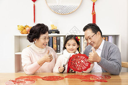 新年祖孙剪窗花图片