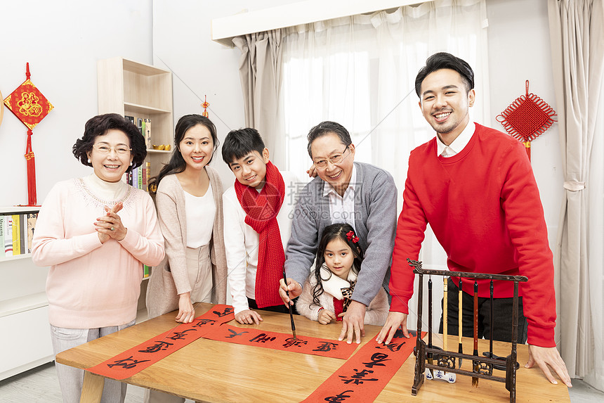 照片 人物情感 人物 新年祖孙三代写对联.