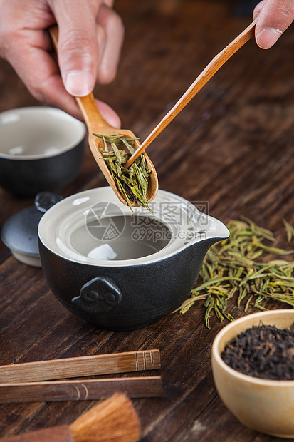 往茶壶里加茶叶图片