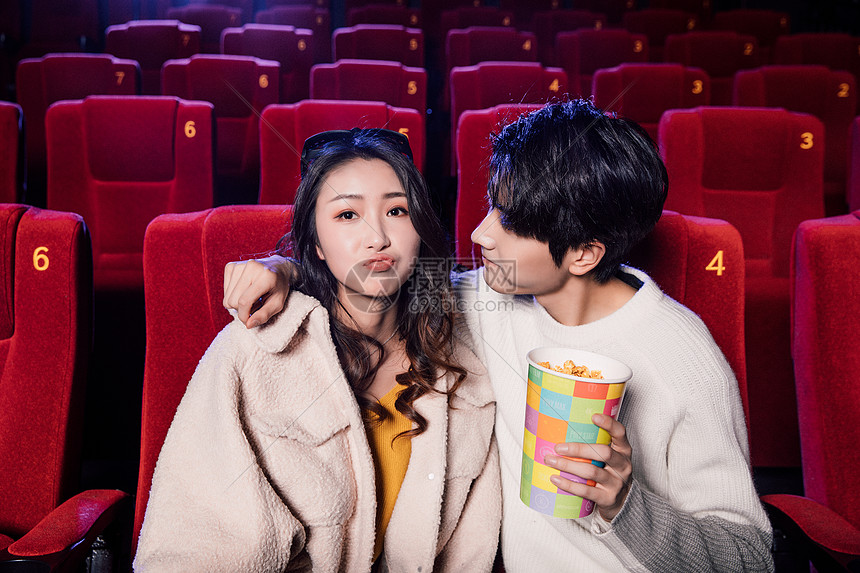 情侣在影院看电影图片