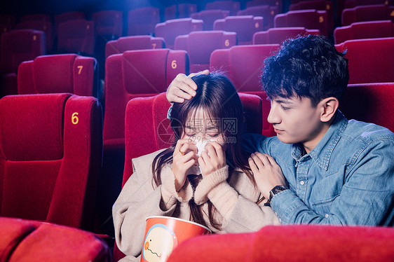 情侣在影院看悲伤电影