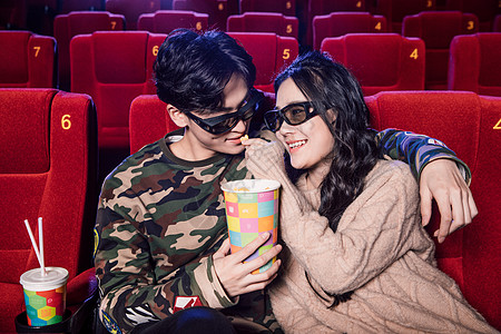 情侣看电影吃爆米花图片
