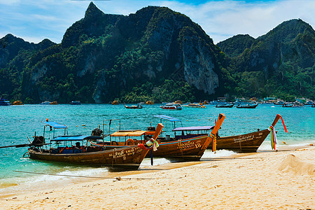 泰国海岛边的船高清图片