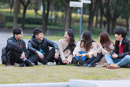 青年学生青年聚会围坐在草地上背景