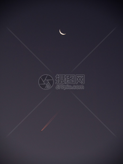 月亮和飞机拖尾图片