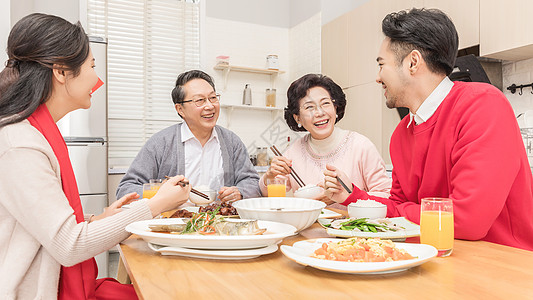 热闹喜庆的年夜饭高清图片