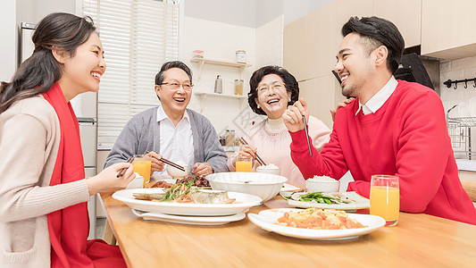 热闹喜庆的年夜饭背景图片