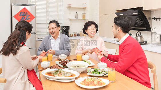 热闹喜庆的年夜饭图片