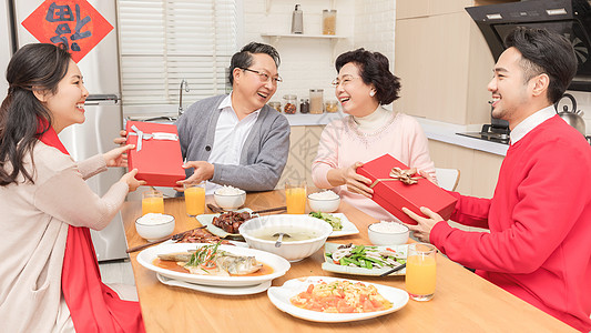 年夜饭送礼孝顺人物素材高清图片