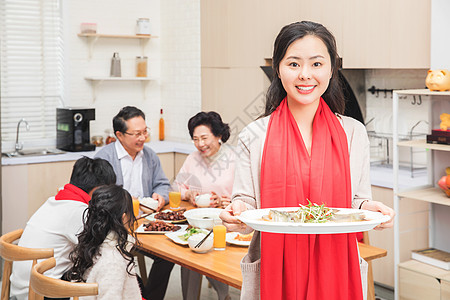 一家人热闹的年夜饭图片