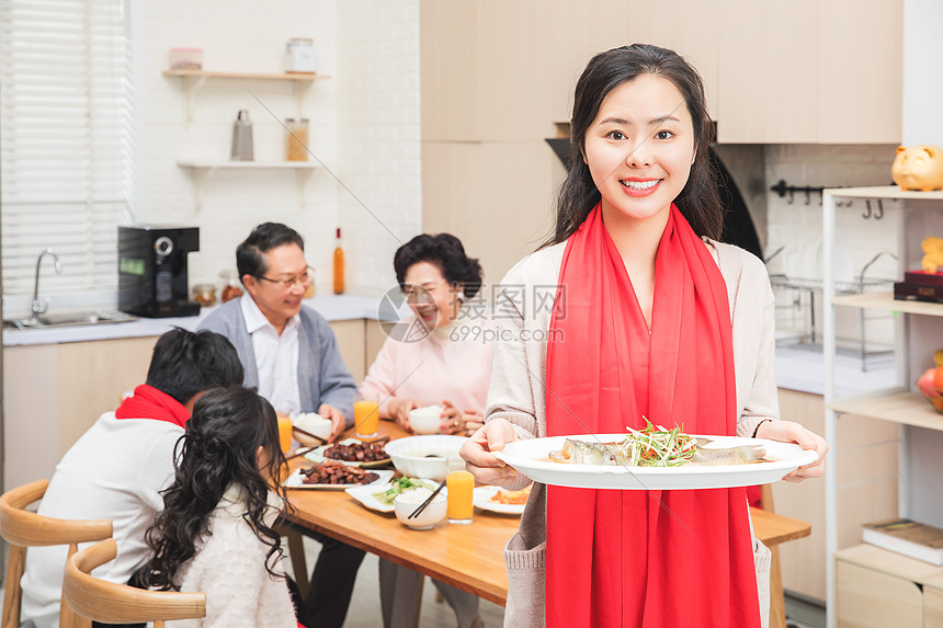 一家人热闹的年夜饭图片