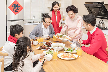 新年晚宴一家人热闹的年夜饭背景