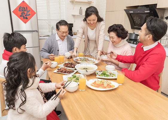 一家人热闹的年夜饭图片