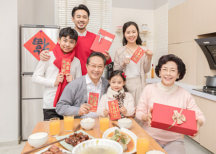 热闹的年夜饭图片