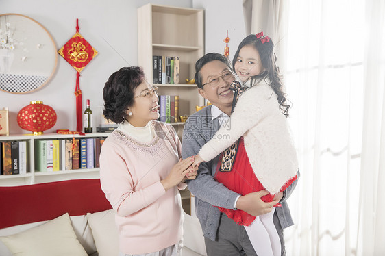 新年爷爷奶奶抱小孙女图片