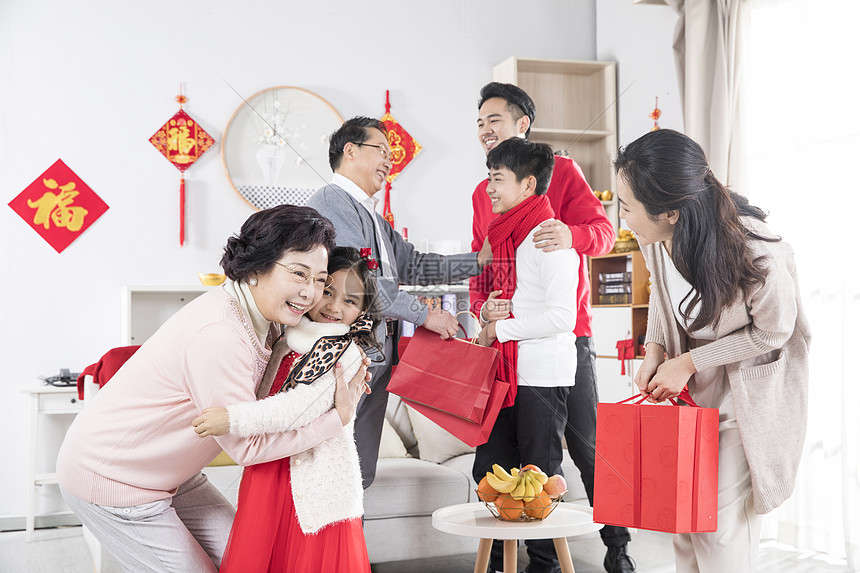 新年家庭聚会交谈图片