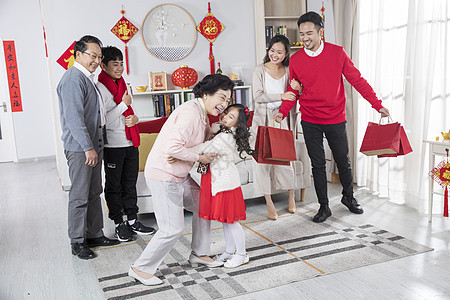 新年一家人奶奶孙女拥抱背景图片