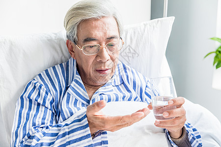 老人服用药品背景图片