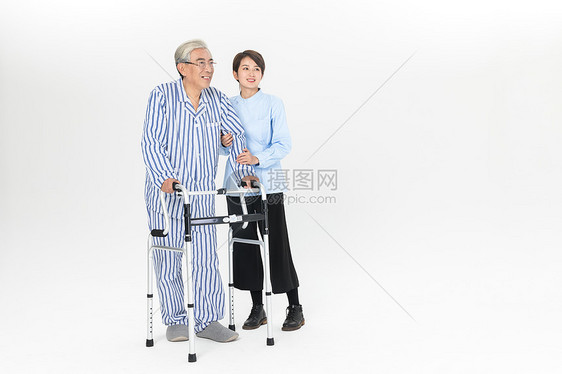 护工搀扶老人图片