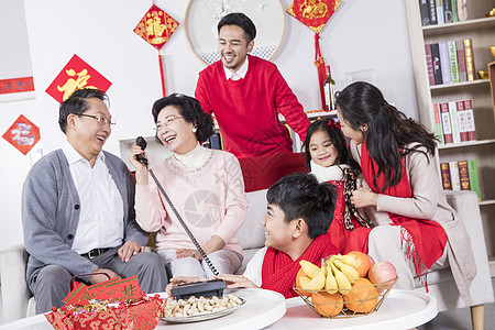 新年一家人电话拜年图片