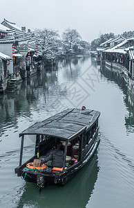 西塘雪景黑色游船高清图片