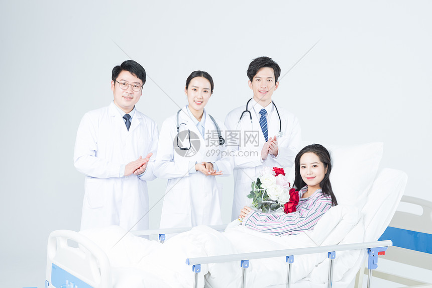 医生们看望康复病人