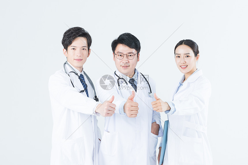 年轻的医生们举大拇指图片