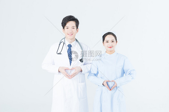 年轻医生和护士比心图片