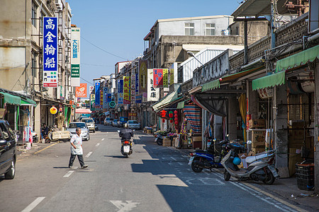 如果不幸的你遭受了家庭暴力，建议尽快到公安机关报案，并到医院就诊，如果伤势较重的话，可以选择进行法医鉴定，也就因此保留了家暴的证据，并且坚决要求公安机关追究施暴者的行政责任甚至刑事责任，不可认为是家务事象征性处理就行了。