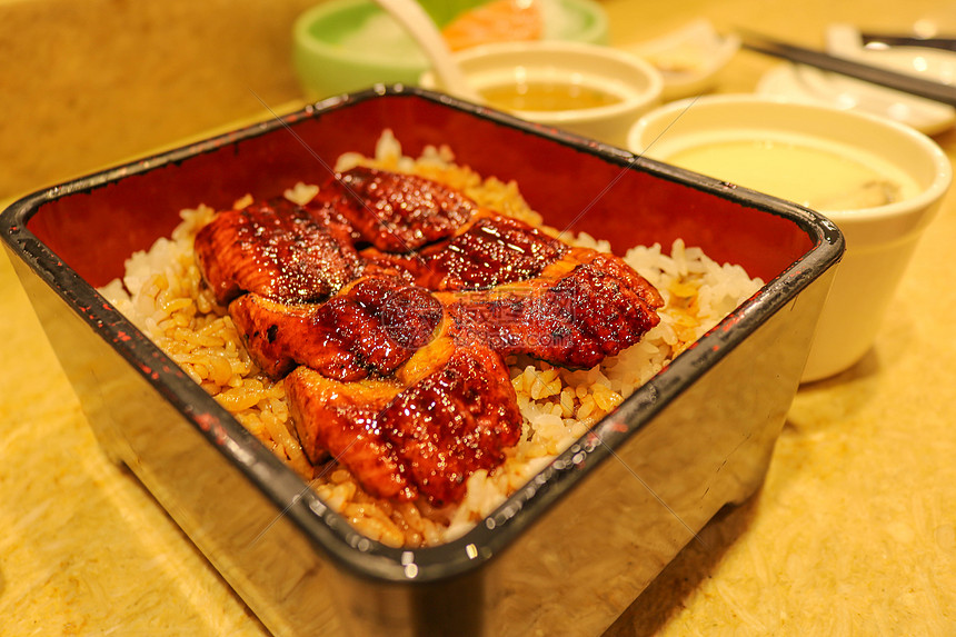 日式料理鳗鱼饭图片