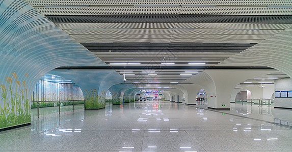 武汉地铁车站空旷的大厅地下空间高清图片素材