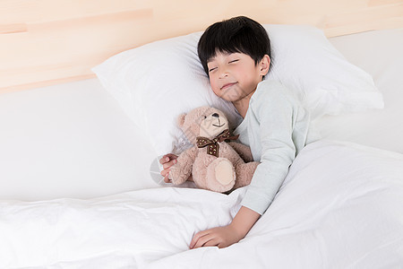 儿童睡觉男生白床单高清图片