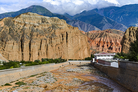 新疆库车大峡谷地貌背景图片