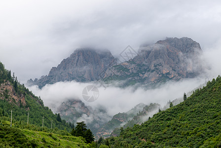 云雾缭绕的山甘南扎尕那景区风光背景