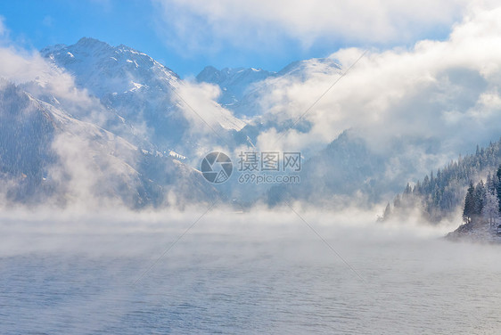 新疆天山云雾风景图片