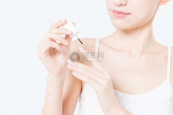 女性护肤涂护甲油特写图片