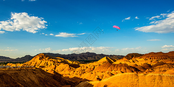 甘肃敦煌鸣沙山沙漠丹霞地貌挑战滑翔伞背景