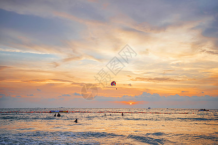 跳伞运动马来西亚兰卡威落日背景