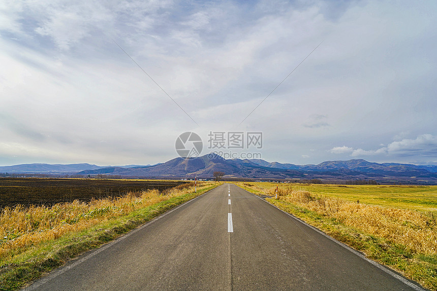 日本北海道山地田野风光图片