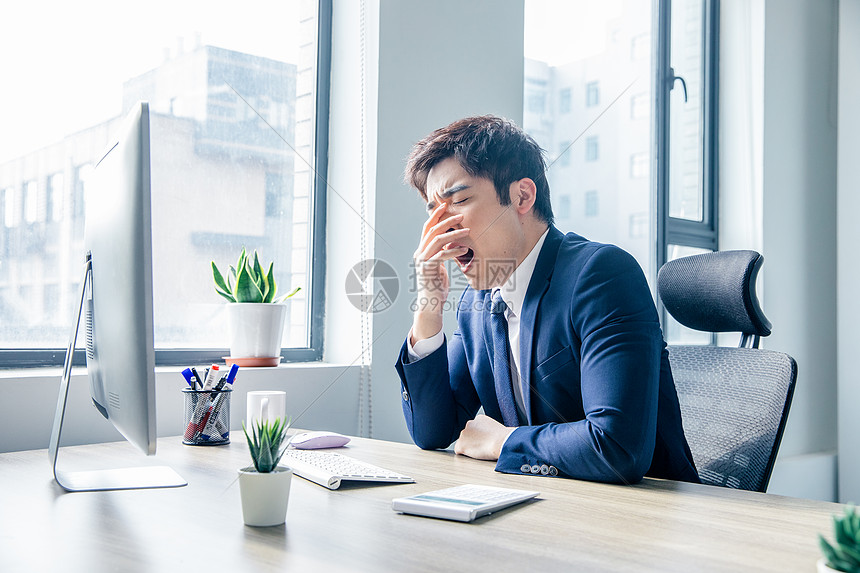 商务男士办公室犯困图片