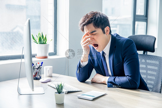 商务男士办公室犯困图片