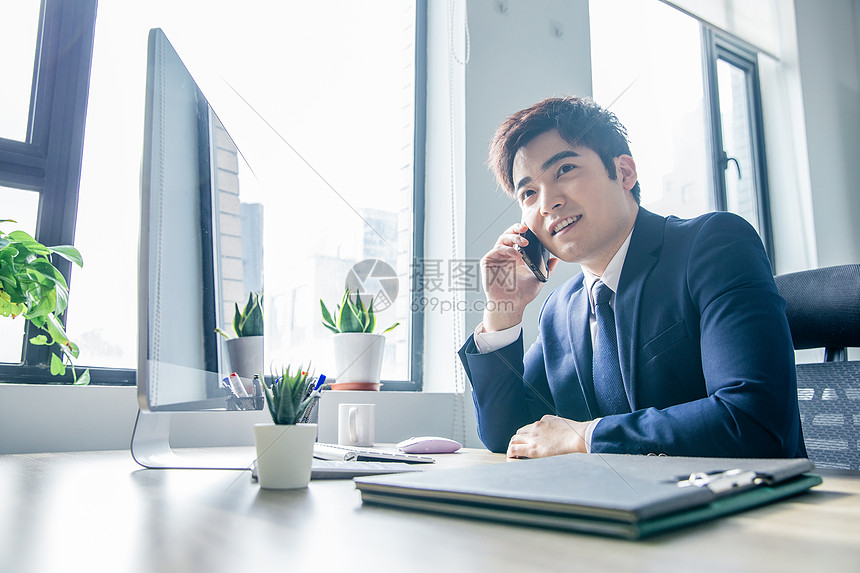 商务男士办公室打电话图片