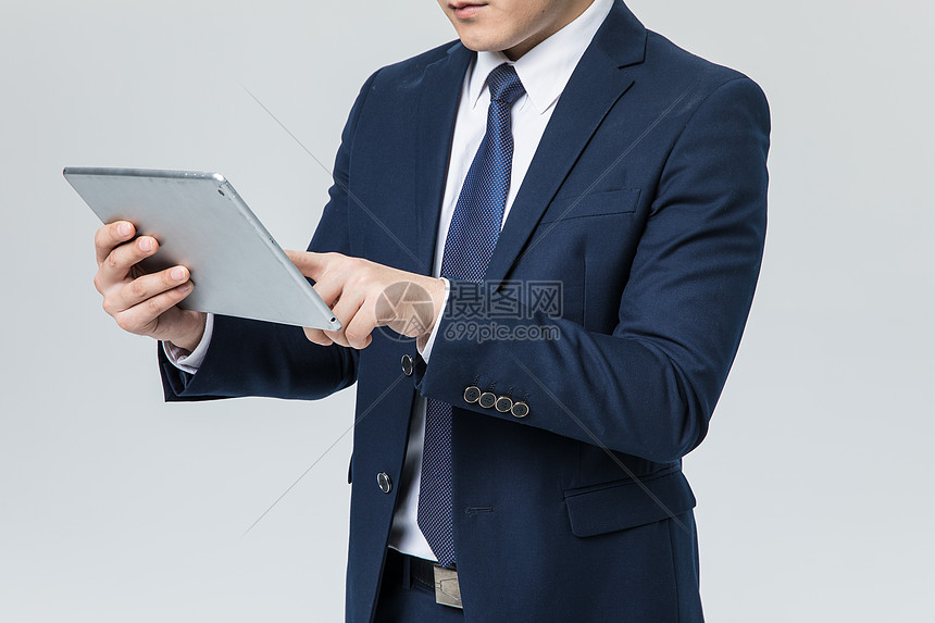 商务男士使用平板电脑图片