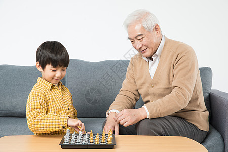 祖孙沙发上玩国际象棋高清图片