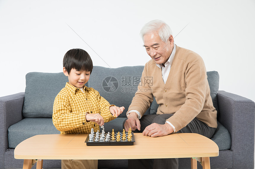 祖孙沙发上玩国际象棋图片