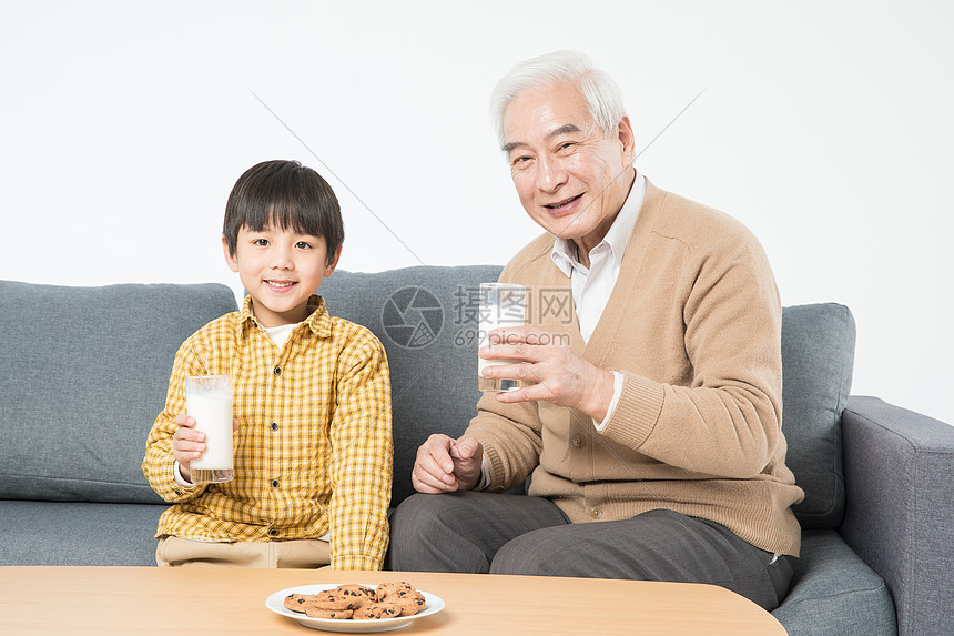 祖孙沙发上吃早餐图片