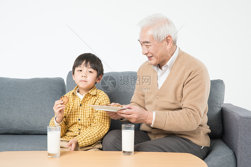 祖孙沙发上吃早餐图片