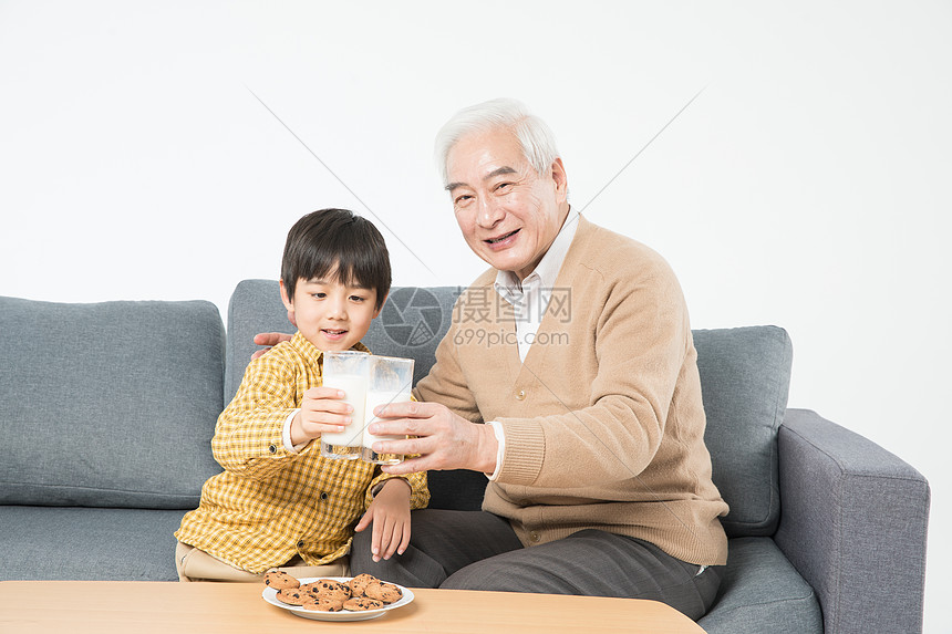 祖孙沙发上吃早餐图片